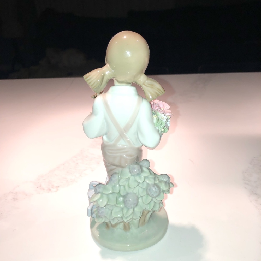Lladro 5217  spring - girl with flowers - Picture 5 of 6